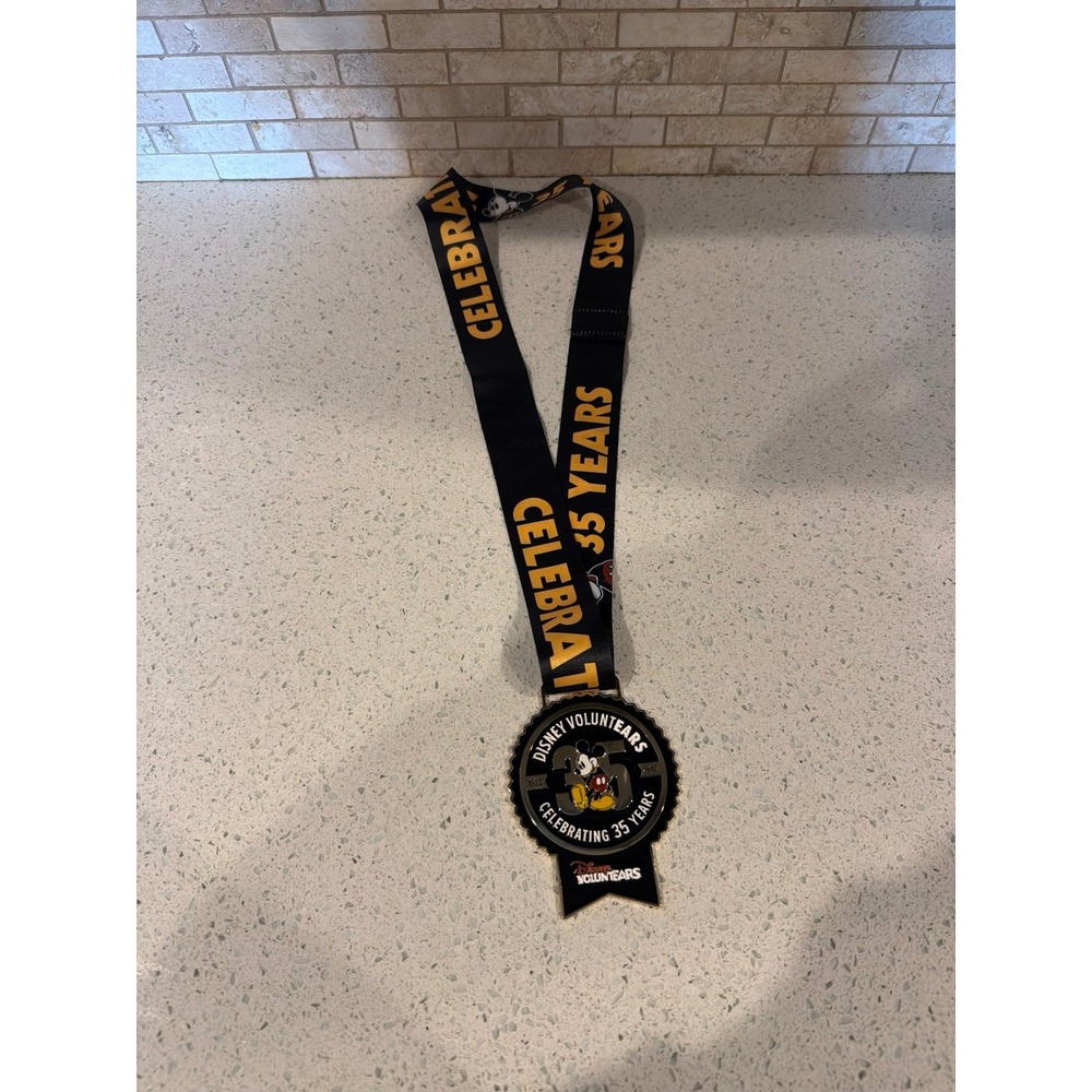 Disney VoluntEARS 35th Anniversary Medal Cast Exclusive‎